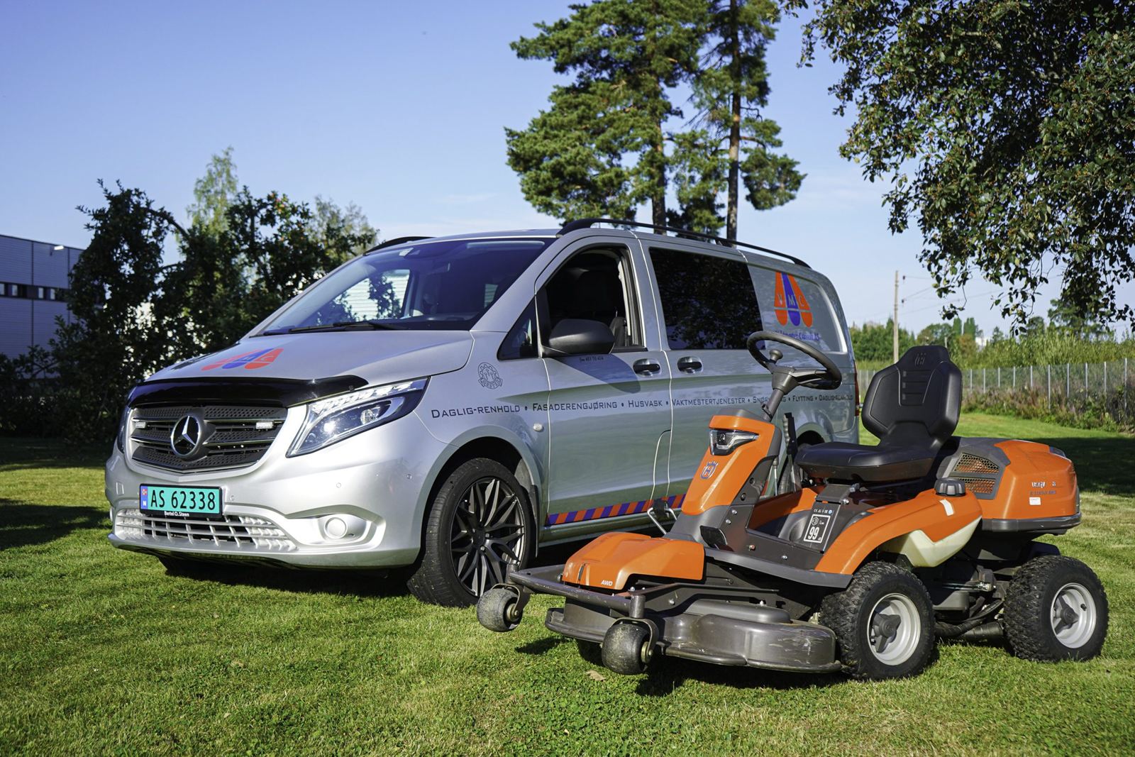 VMCs servicebil og sitteklipper på en plen