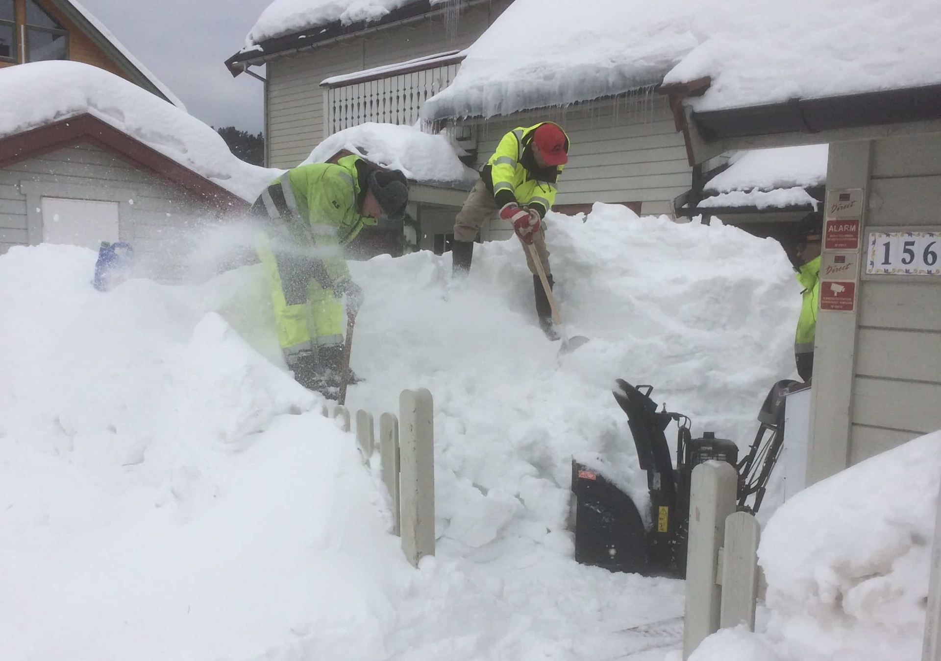 VMC-medarbeidere rydder snø med fres