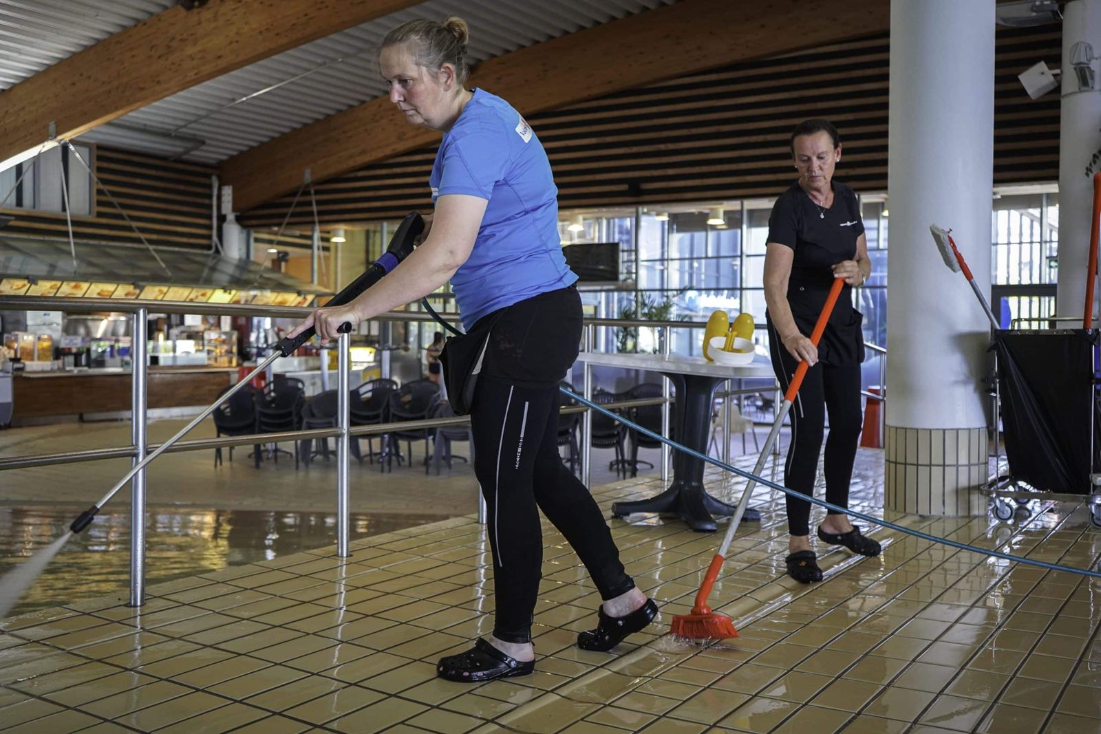 Renholdere fra VMC i arbeid ved bassenget